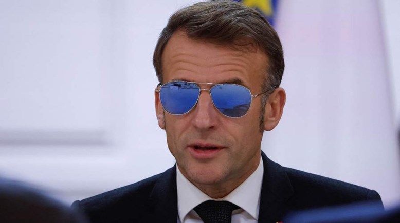 ماكرون بالنظارات الزرقاء