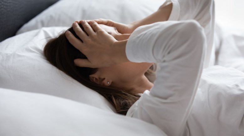 أضرار النوم على الوسائد