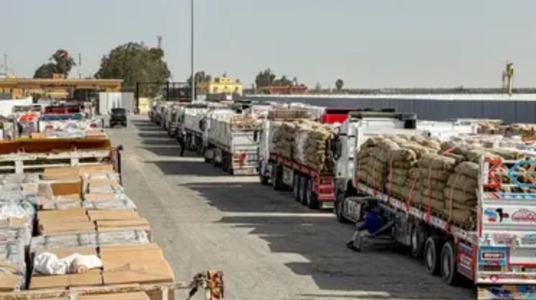 شاحنات المساعدات أمام معبر رفح