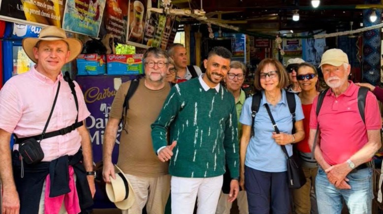 عز معبد صاحب الكافية مع السائحين وصورة تذكارية 