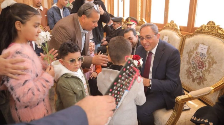 محافظ قنا خلال الزيارة