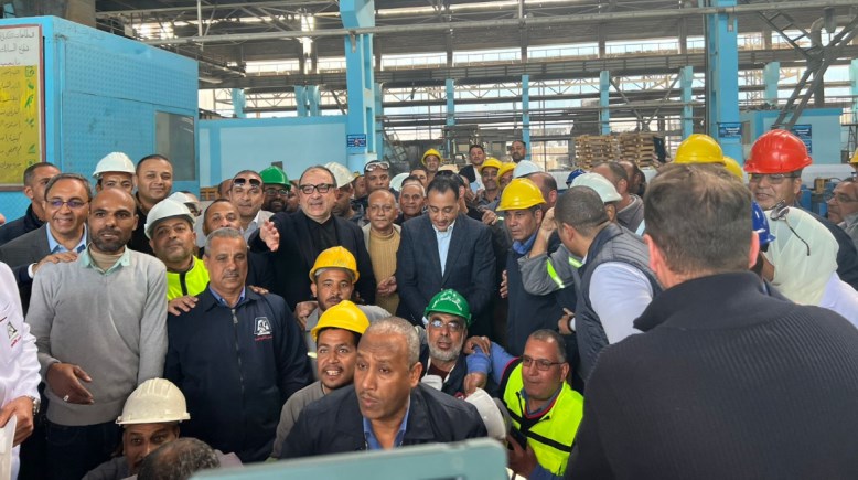 عمال مصنع الألومنيوم بنجع حمادي مع رئيس الوزراء 