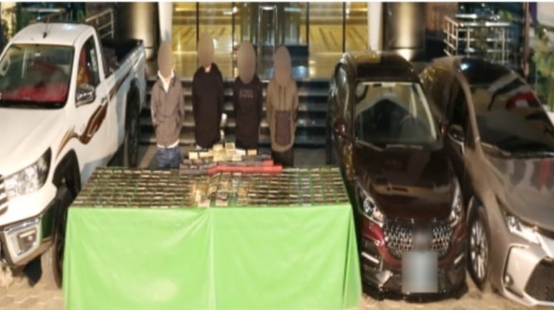 المتهمون وجانب من المضبوطات