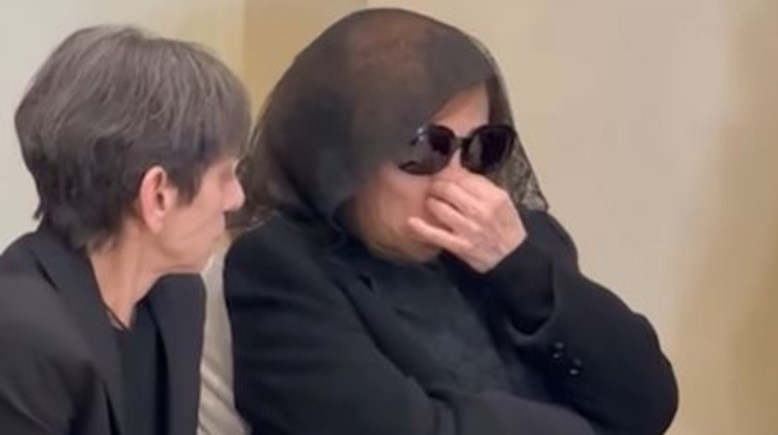 بكاء فيروز في جنازة نجلها