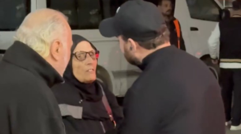 نضال الشافعي مع سيدة عجوز