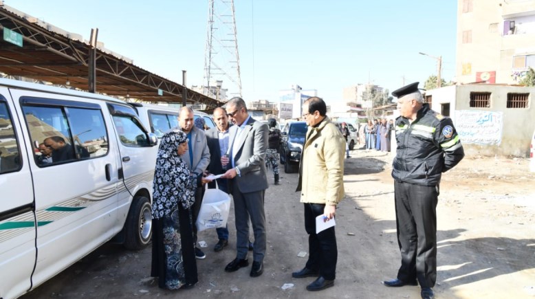 محافظ الفيوم الدكتور أحمد الأنصاري مع المسنة 