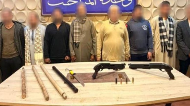 المتهمين بعد ضبطهم والأسلحة المضبوطة