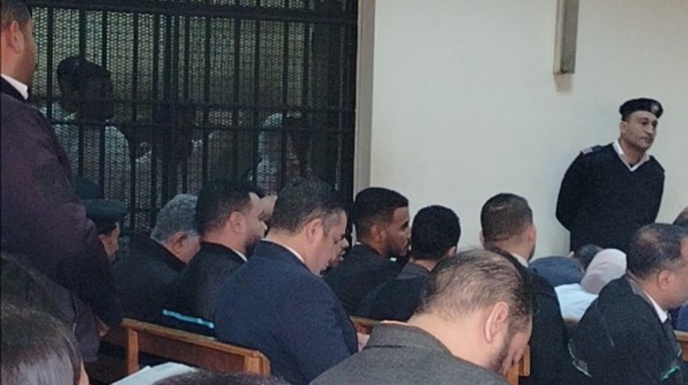 سارة خليفة داخل القفص 