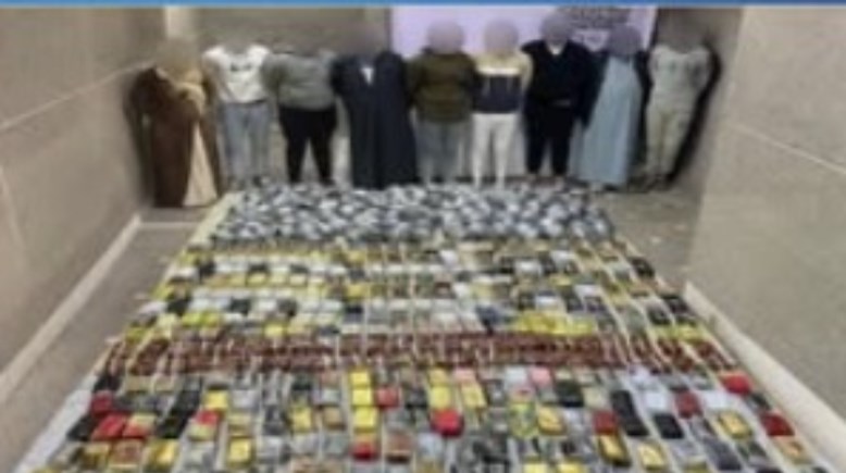 المتهمون وجانب من المضبوطات 