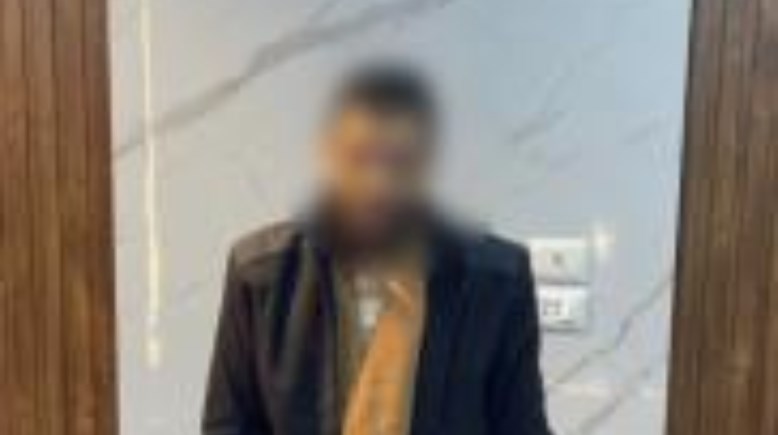 المتهم بعد ضبطه 