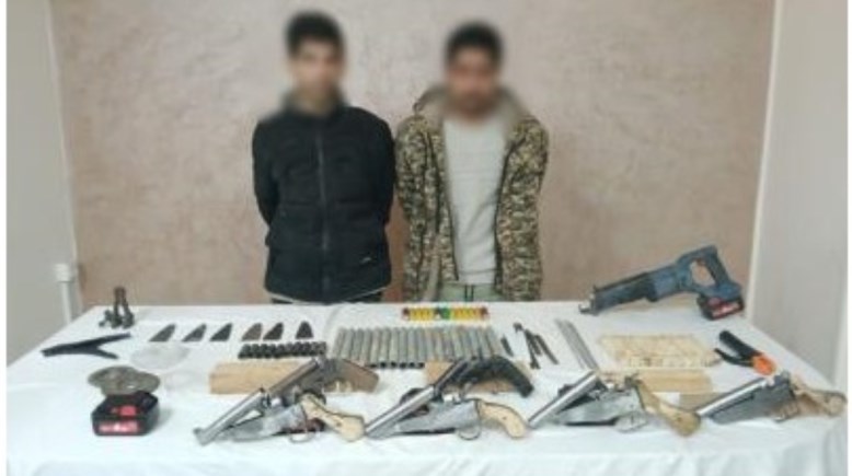 المتهمين بعد ضبطهم والمضبوطات 