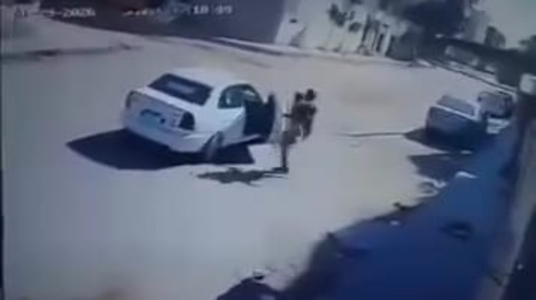 لقطة من فيديو خطف طفل داخل سيارة بالعاشر من رمضان 