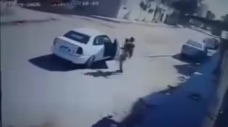 لقطة من فيديو خطف طفل داخل سيارة بالعاشر من رمضان 