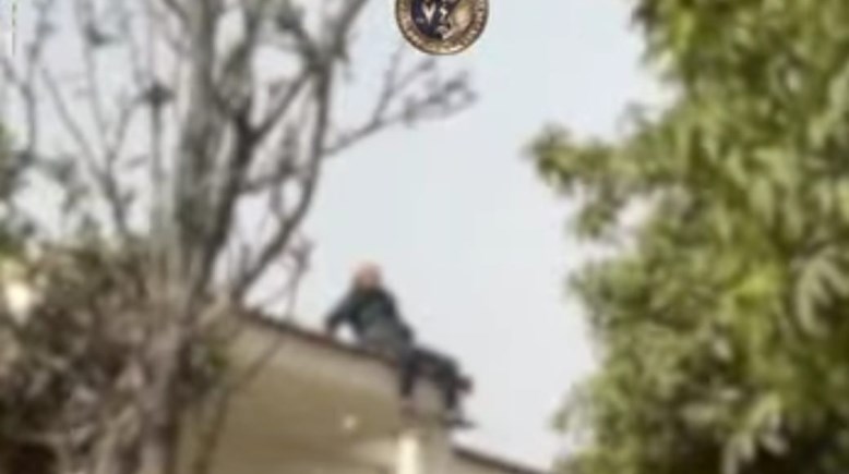 المتهم أثناء التهديد بإلقاء نفسه