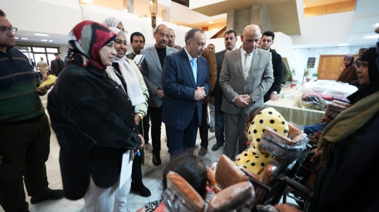 محافظ أسيوط خلال توزيع المساعدات