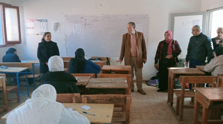 وكيل تعليم أسيوط يتفقد لجان امتحانات الشهادة الإعدادية