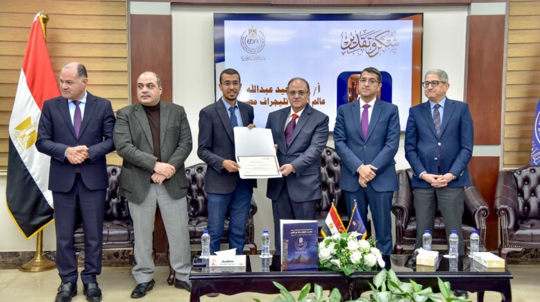 رئيس هيئة الدواء يكرم الصحفي عبدالمجيد عبدالله