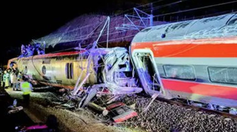 جانب من حادث القطار جنوب إسبانيا