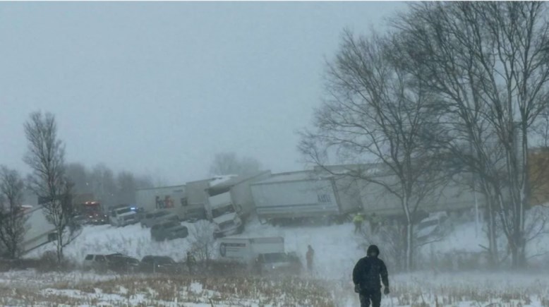 حادث تصادم بين أكثر من 100 سيارة وشاحنة