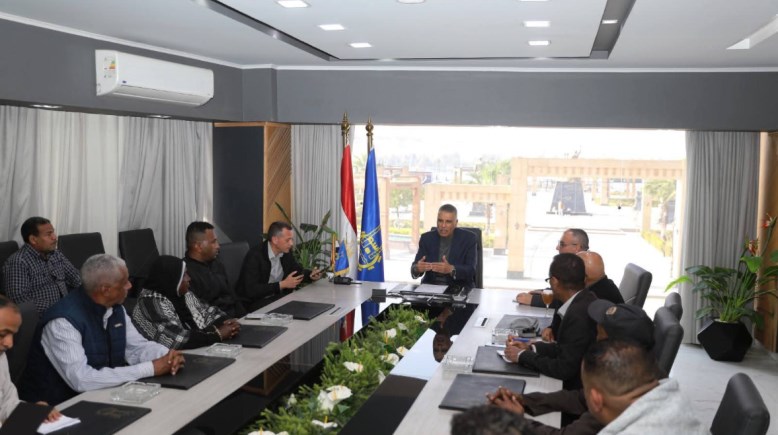 محافظ أسوان يلتقى بممثلي أهالى منطقة الكرور