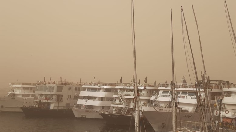 بسبب العاصفة الترابية غلق حركة الملاحة النهرية فى مجرى نهر النيل وبحيرة ناصر باسوان