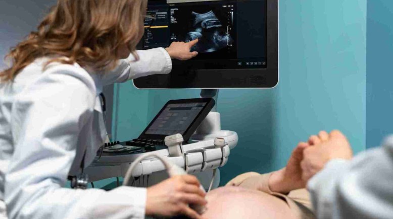 اكتمال حمل سيدة بفضل التدخل الطبي