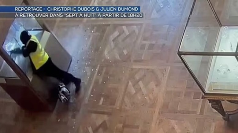 أحد اللصوص بمتحف اللوفر