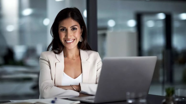 العمل بالمكتب -  أرشيفية 