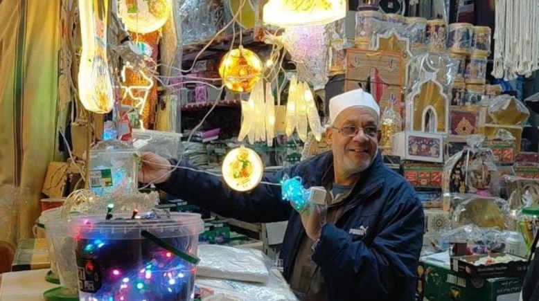عم وجيه أقدم بائع زينة رمضان في شارع الخيامية 