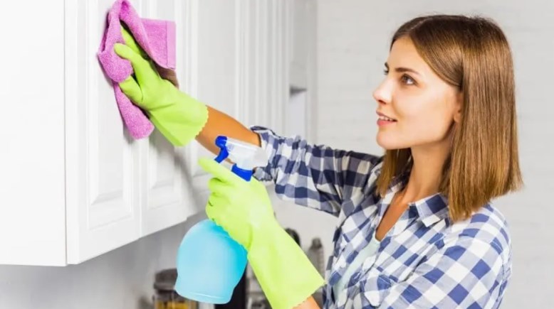 المرأة تنظف البيت 