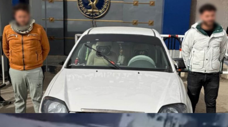 المتهمان بعد ضبطهم