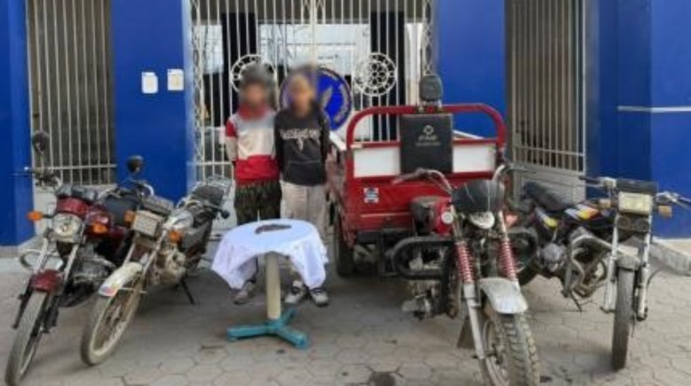 المتهمان وبحوزتهما المضبوطات