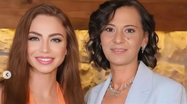 دوللي شاهين ووالدتها الراحلة