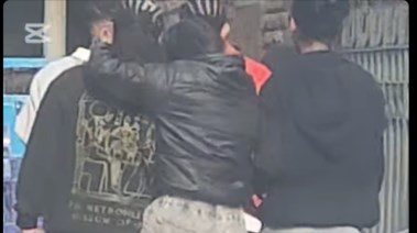 جانب من الفيديو المنتشر لسير مجموعة من الشباب والفتيات في حالة سكر على كورنيش النيل