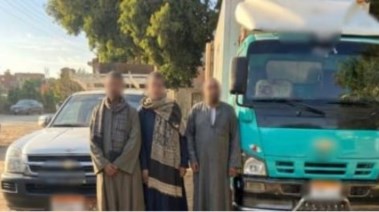 جانب من الفيديو المتداول لتوزيع مواد غذائية على مواطنين بالمنيا