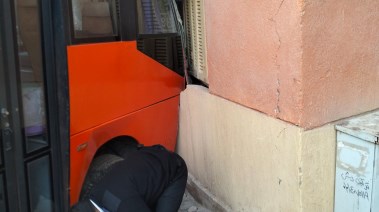 أتوبيس يقتحم شقة سكنية في مدينة بدر