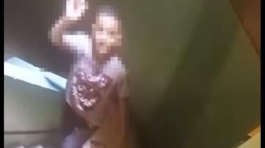 طفل يقوم بحركات غير لائقة أمام منزل السيدة