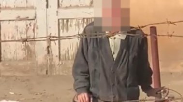 مسن يقوم بأفعال خادشة أمام المدرسة