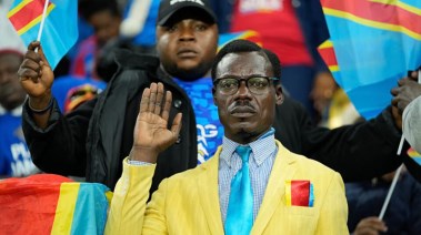 "المشجع التمثال" كما وصفه المتابعون