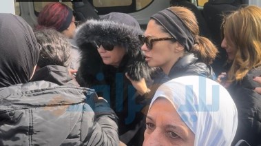شيرين في جنازة شقيقها 