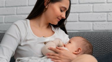 تعبيرية عن الرضاعة الطبيعية