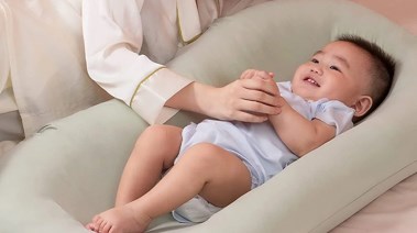 رضيع تعبيرية