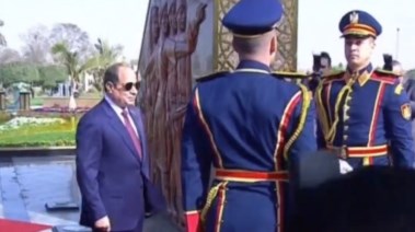 الرئيس السيسي يضع إكليلًا من الزهور على النصب التذكاري لشهداء الشرطة