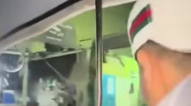 لقطة من فيديو شخصين يعتديان على المارة في الشارع 