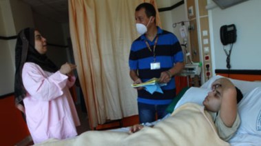 طالب يؤدي الامتحان بمستشفى