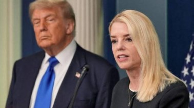 وزيرة العدل الأمريكية بام بوندي،  والرئيس ترامب