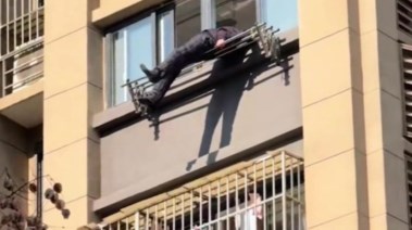 إنقاذ رجل بعد سقوط فوق منشر الملابس من الدور الخامس عشر 