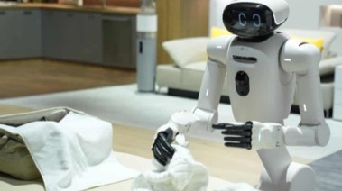 روبوت LG CLOiD يطوي الملابس في جناح شركة إل جي إلكترونيكس بمعرض الإلكترونيات الاستهلاكية CES 2026