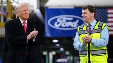 الرئيس الأمريكي دونالد ترامب في زيارة لمصنع فورد 
