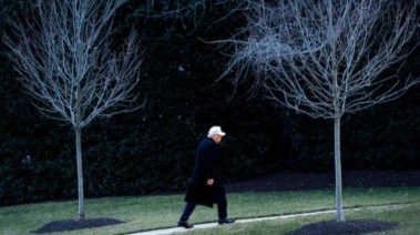 الرئيس الأمريكي دونالد ترامب في حديقة البيت الأبيض 